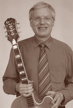 Pluto Kemper mit seiner Epiphone-Gitarre