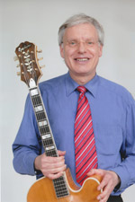 Pluto Kemper mit seiner Epiphone-Gitarre